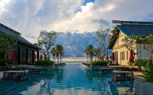 海南香水湾君澜度假酒店-全别墅（三亚机场穿梭巴士）内部或周边的泳池