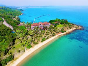 班佩罗勇度假酒店的海滩上的度假村的空中景观