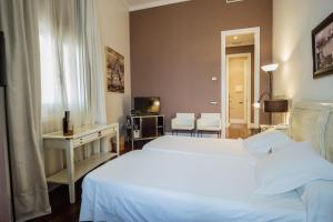 赫雷斯-德拉弗龙特拉加维宫酒店的酒店客房设有两张床和电视。