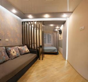 波尔塔瓦Yellow Loft Luxury apartments with 2 bedrooms的带沙发的客厅和卧室