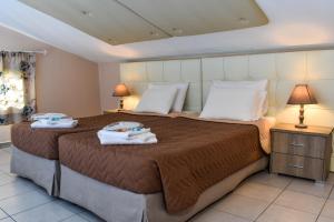 古维亚格奥维宜诺湾酒店的一间卧室配有一张大床和毛巾
