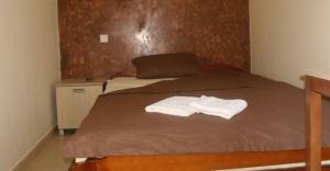 弗拉涅Prenoćište Trio的一间卧室配有一张床,上面有两条毛巾