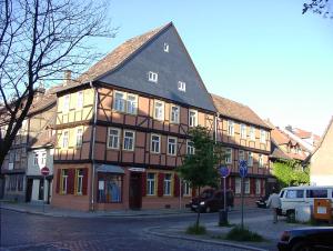 奎德林堡斯库茨布鲁克旅舍的一座大型木制建筑,设有黑色屋顶