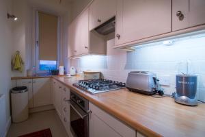 米尔盖West Highland Apartments Milngavie - The Nevis的厨房配有炉灶台面