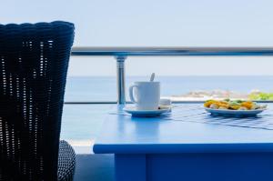 霍拉斯法基翁莱夫卡大利酒店的一张蓝色桌子,上面放着咖啡和水果