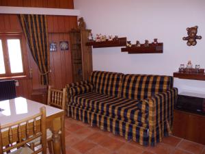 罗卡拉索Casa Dell'Orso的客厅配有沙发和桌子