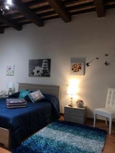 斯波莱托Via G Mameli 94 ZTL zona tempo libero的卧室配有1张床、1张桌子和1把椅子