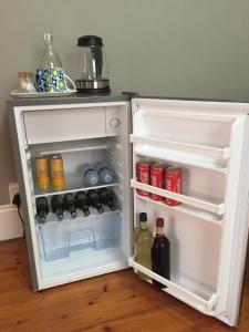彼得马里茨堡Casa Mia的装满各种饮料和瓶子的开放式冰箱