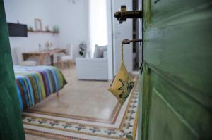 曼弗雷多尼亚B&B Le Ferule的客厅里挂着一条带毛巾的门