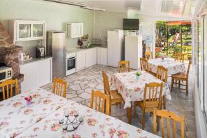 辛尼莫雷特Villa Zelenika的厨房配有桌椅和白色家电