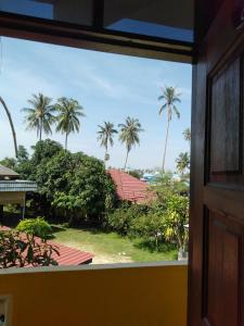 瓜拉勿述Rumah Hentian Ayah的从窗户可欣赏到棕榈树的景色
