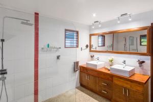 辛加东卡海风别墅的一间带两个盥洗盆和淋浴的浴室