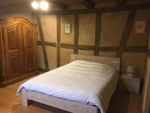 Uttenheim奥黛丽吉恩旅馆的卧室配有白色床和木柜