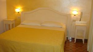 蓬扎Hotel Del Capitano的一间卧室配有一张带2个床头柜的大床