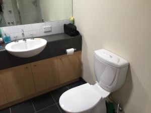 墨尔本Brunswick B & B的浴室配有白色卫生间和盥洗盆。