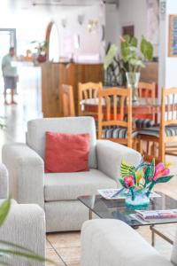 莫约班巴Hotel Rio Mayo的带沙发和咖啡桌的客厅