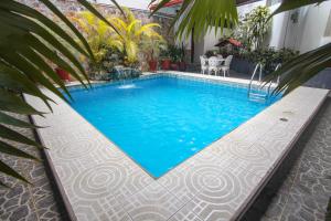 莫约班巴Hotel Rio Mayo的房屋中间的游泳池
