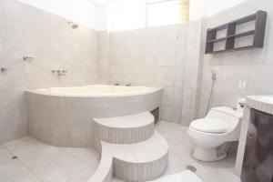 莫约班巴Hotel Rio Mayo的白色的浴室设有水槽和卫生间。