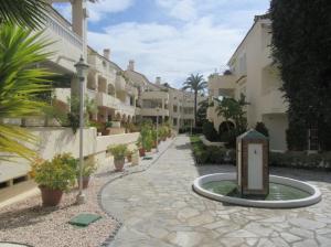 EsteponaApartment in El Paraiso - near Puerto Banus的建筑前带喷泉的庭院