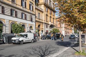 罗马Residenza Venti Settembre的一条繁忙的城市街道,街上有汽车和人