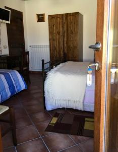 RuvianoRuviano La Torre的卧室配有1张床,铺有瓷砖地板。