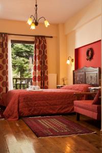 埃拉蒂特里卡隆弗莱特扎托公寓式酒店的一间卧室设有两张床和窗户。
