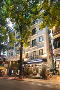 河内Hanoi L'Heritage Diamond Hotel & Spa的街道边的白色大建筑