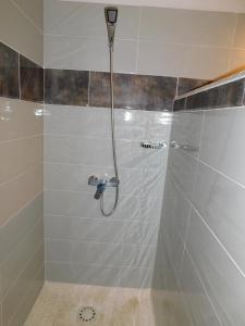 斯基灵角CAP BAY的浴室内配有淋浴和头顶淋浴