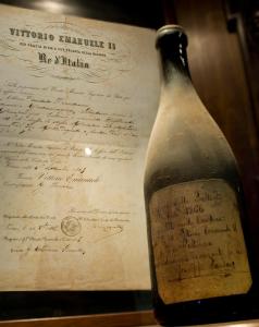 拉莫拉罗切科斯塔马尼亚艺术套房的文件旁的一瓶葡萄酒