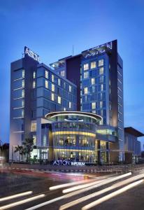 普禾加多ASTON Purwokerto Hotel & Conference Center的 ⁇ 染一个有两幢高楼的酒店