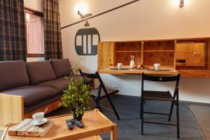 布勒伊-切尔维尼亚BASE CAMP alpine apartments的客厅配有沙发和桌子