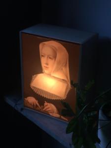 梅赫伦Margaretha's Room的一张尼姑的画,盒子里放着光