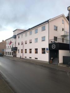 霍宁斯沃格Arctic Hotel Nordkapp的街道边的白色建筑