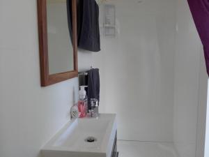 韦斯特波特日落汽车旅馆的浴室设有白色水槽和镜子