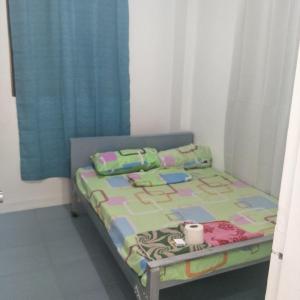 安吉利斯安吉利斯市旅馆的一张小床,位于带窗帘的房间