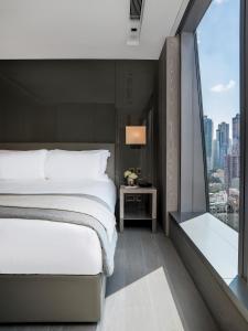 香港壹96酒店的一间卧室设有一张床和一个大窗户