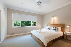 伊丘卡Murray House的一间卧室设有一张大床和一个窗户。