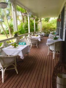 努库阿洛法海滨旅舍的一间在甲板上配有桌椅的餐厅