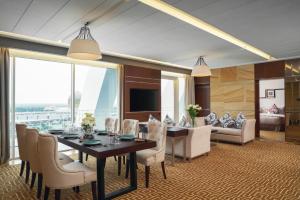 雪邦吉隆坡国际机场瑞享酒店及会议中心的一间带桌椅的用餐室
