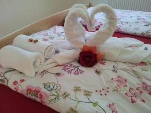 瓦尔奥纳的圣乔凡尼Stübilerhof的床上用毛巾制成的两天鹅