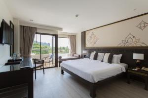 奥南海滩Krabi Heritage Hotel的酒店客房设有一张床和一个阳台。