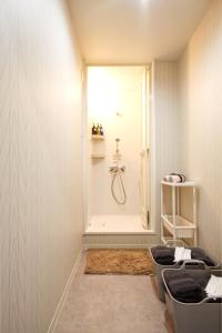 名古屋Guest House Re-worth Joshin1 2F的带淋浴和卫生间的浴室。