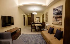 宿务One Central Hotel & Suites的带沙发的客厅和用餐室