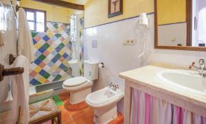 埃尔博斯克Finca El Huertezuelo的一间带水槽、卫生间和淋浴的浴室