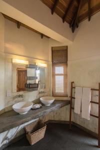 阿鲁甘湾科图卡尔海滨别墅杰特维茵酒店集团有限公司的一间带两个盥洗盆和大镜子的浴室