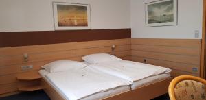 阿伦伊比利酒店的配有2个白色枕头的客房内的一张床位