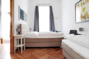 柏林Apartment KATZBACH - Cozy Family & Business Flair welcomes you - Rockchair Apartments的卧室配有床、椅子和窗户。