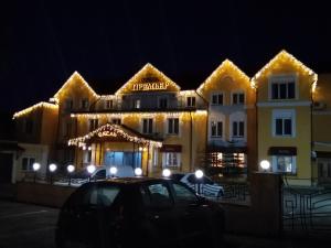 科斯特罗马普瑞米尔酒店的一座晚上有灯的建筑