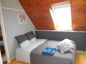 DirinonChambre d'hôtes proche de Brest et Landerneau的一间卧室配有一张蓝色书籍的床