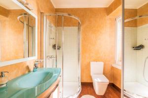 科孚镇Mouragia Luxury Seaview Suite by Konnect的一间带水槽、淋浴和卫生间的浴室